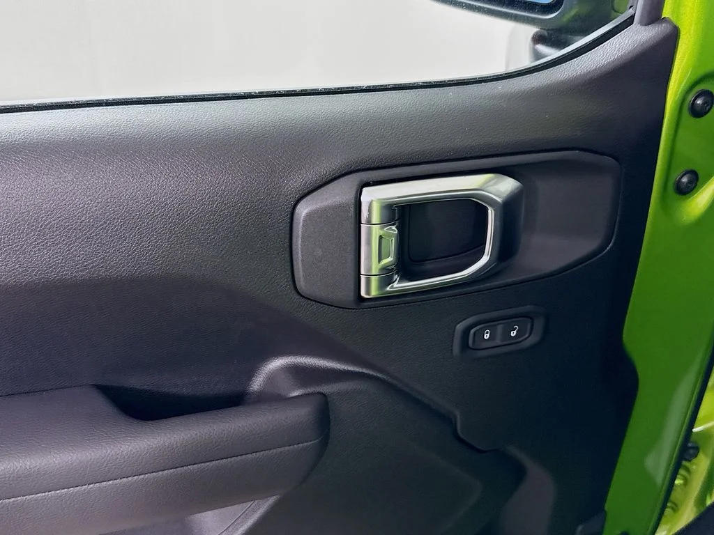 Used 2025  Jeep Sport image 33