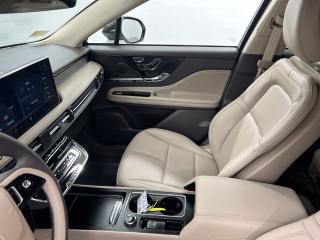 Used 2023 White Lincoln Standard image 22