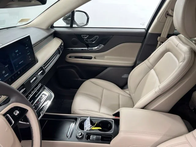 Used 2023 White Lincoln Standard image 22