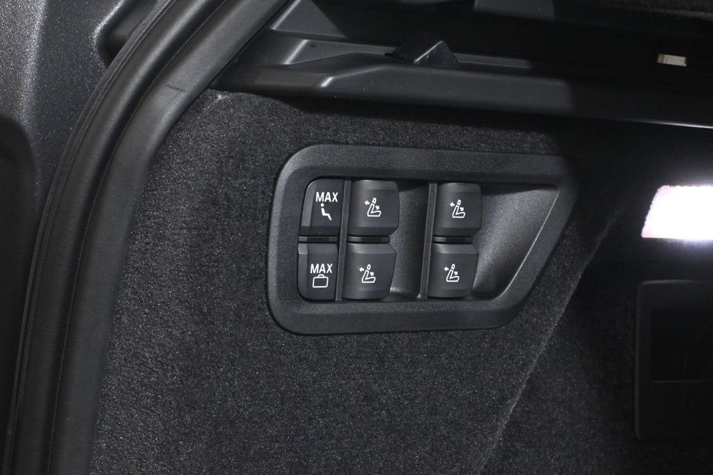 Used 2027 Black BMW xDrive40i image 39