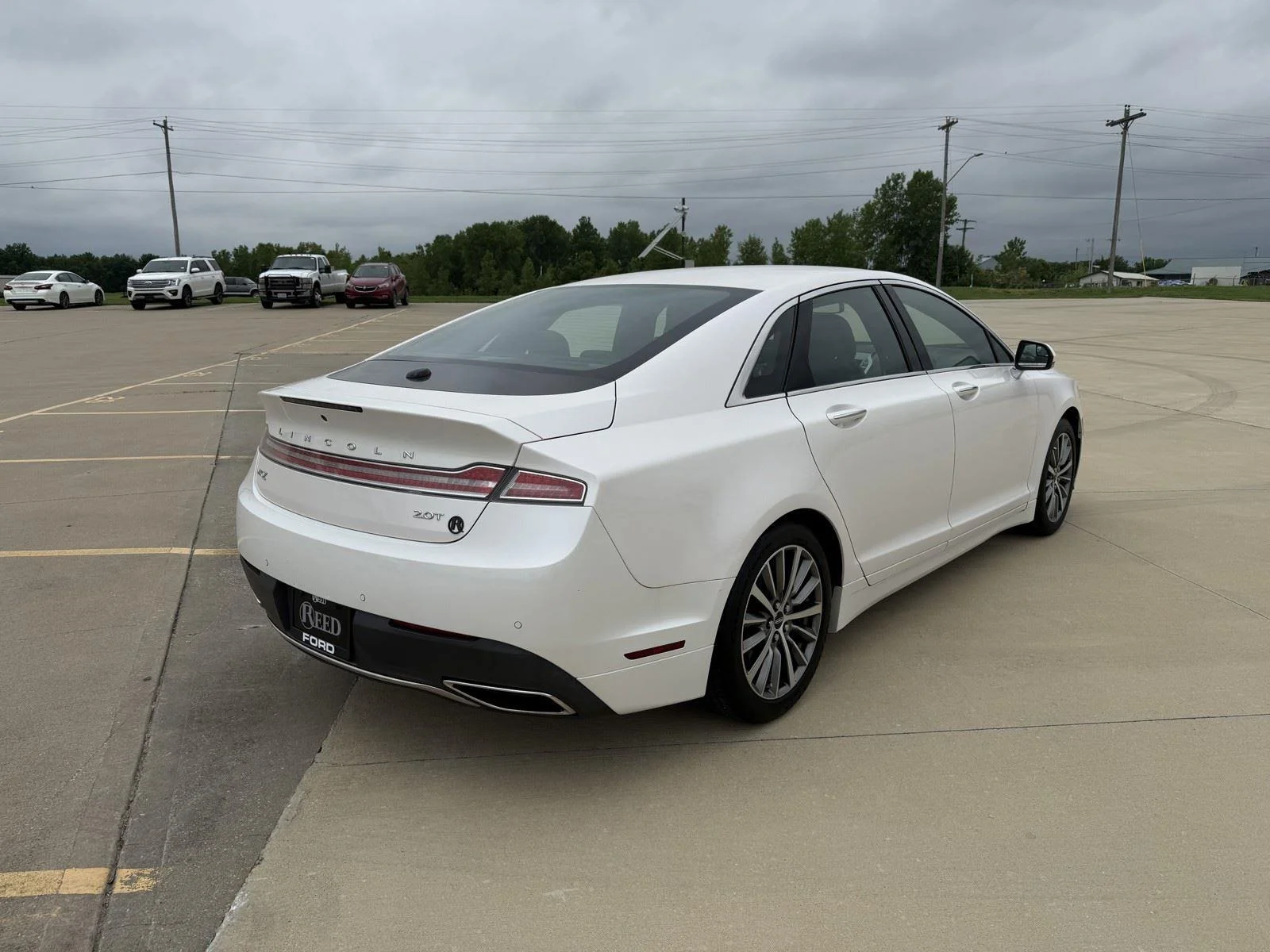 Used 2017  LINCOLN PREMIERE FWD image 9
