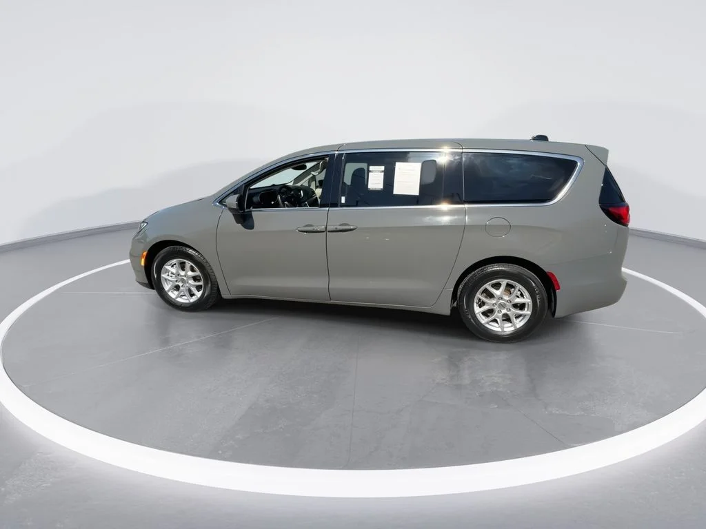 Used 2023 White Chrysler Touring L image 5