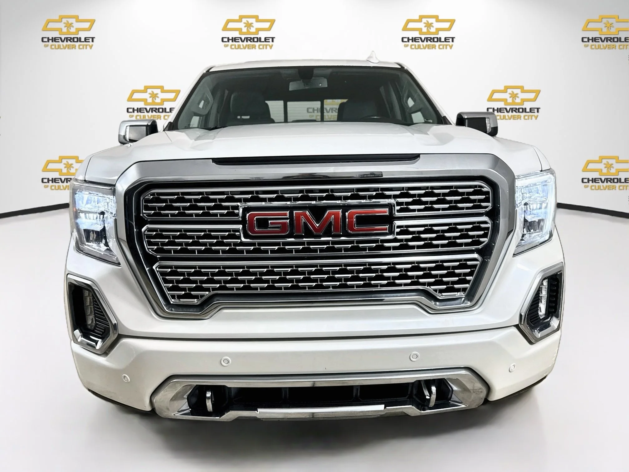 Used 2021 WHITE FROST TRICOAT GMC Denali image 2