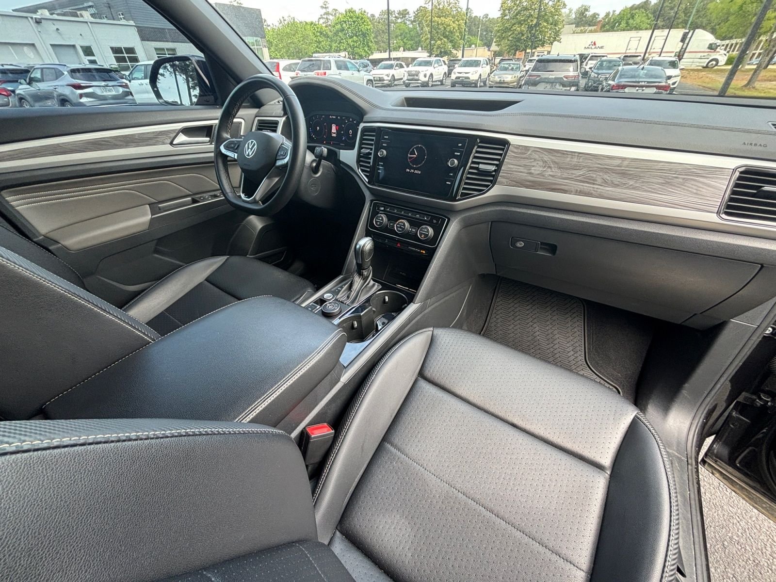 Used 2022 Black Volkswagen 2.0T SE w/Technology image 17