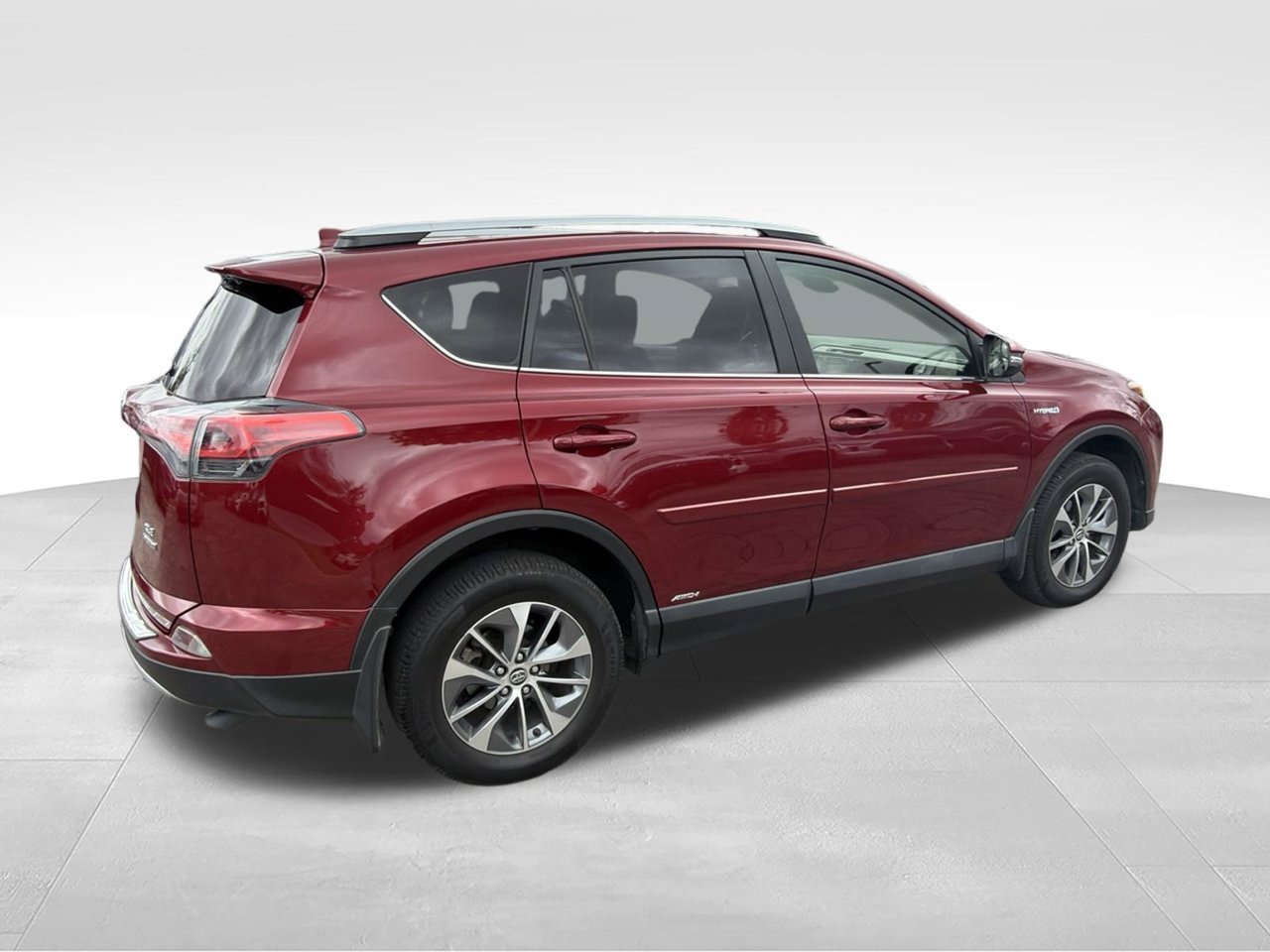 Used 2018 Red Toyota XLE image 5