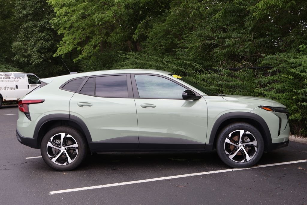 Used 2024 Green Chevrolet 1RS image 10