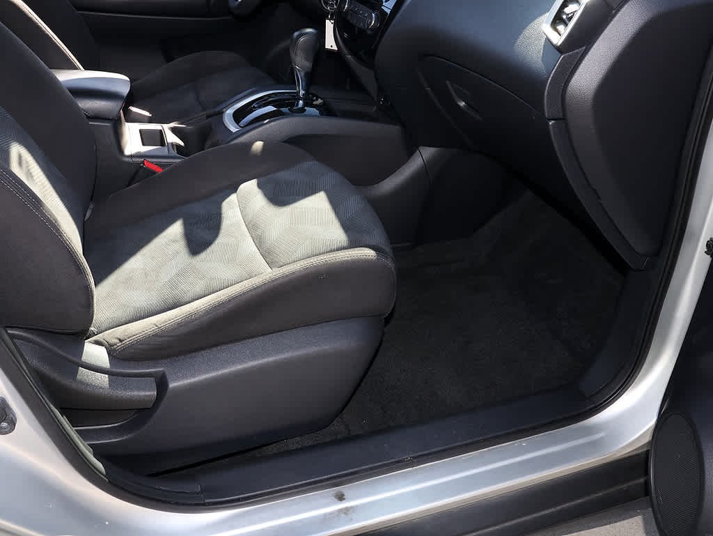 Used 2015 Brilliant Silver Nissan S image 27