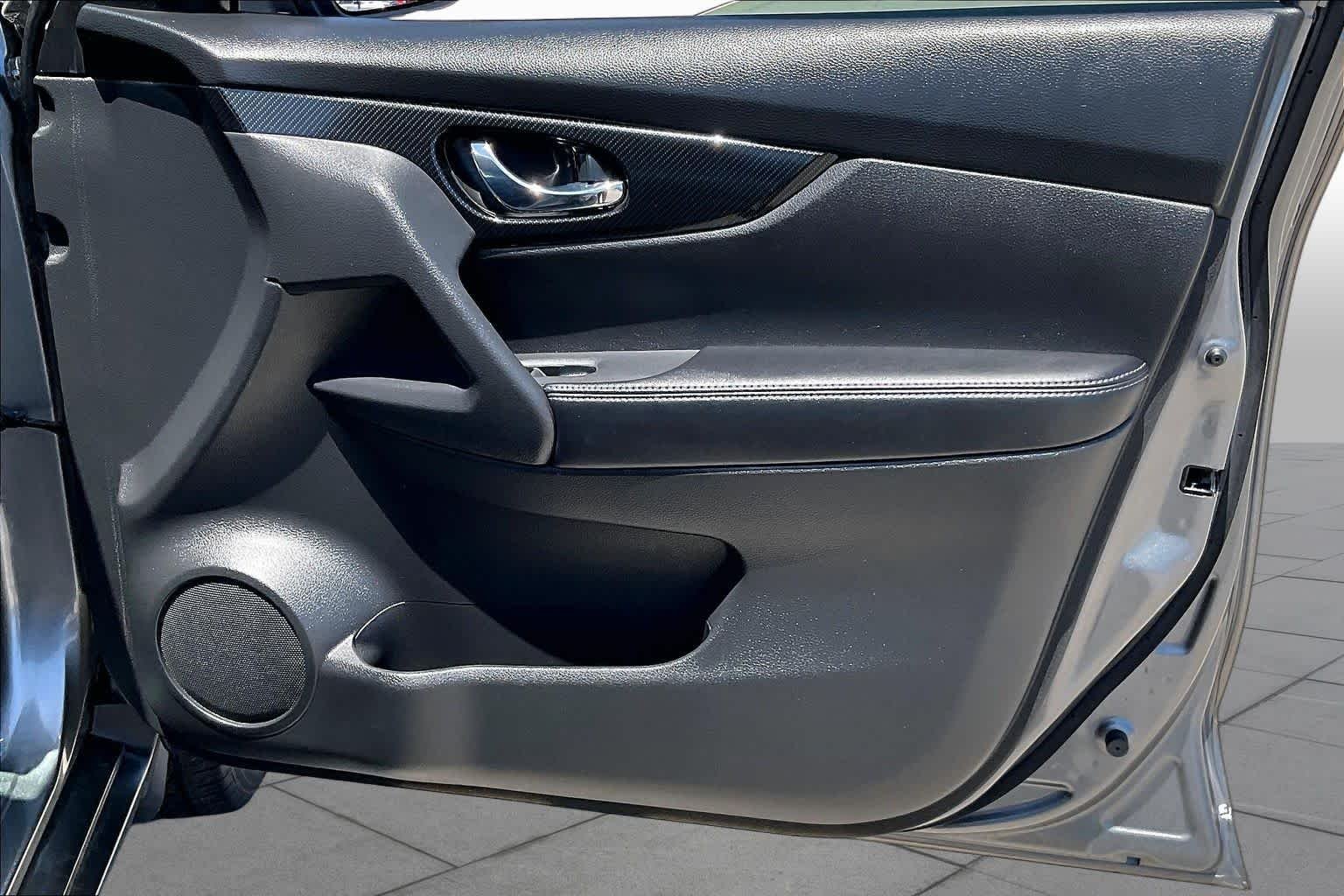 Used 2017 Gun Metallic Nissan SL image 21