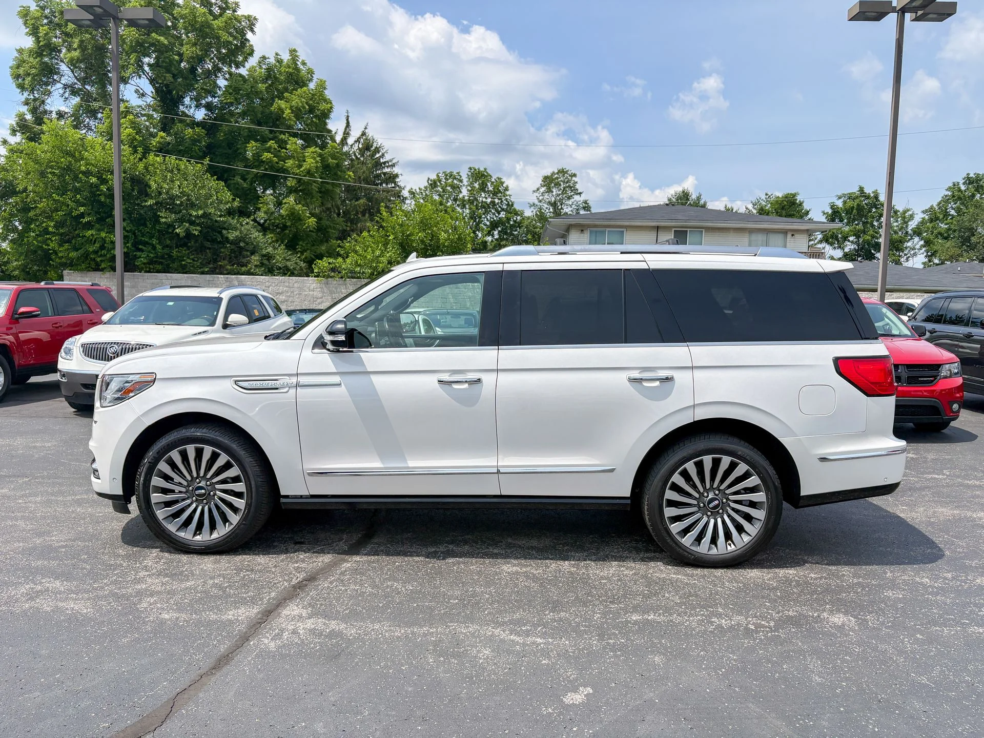 Used 2019 White Lincoln Reserve image 9