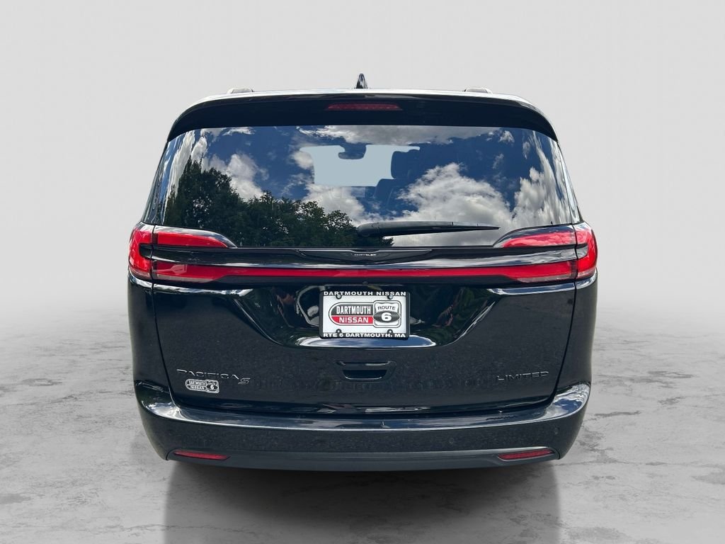 Used 2025 Black Chrysler Limited image 4
