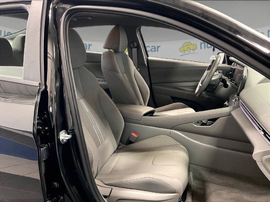Used 2025 Black Hyundai SEL Sport image 11