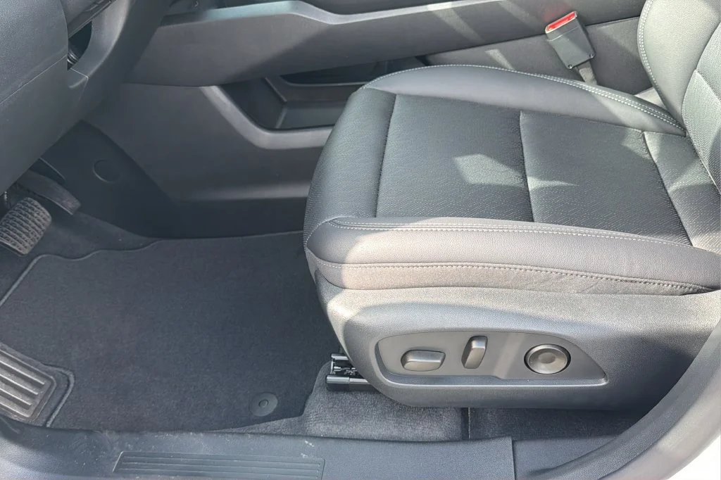 New 2027 Summit White Chevrolet LT image 19