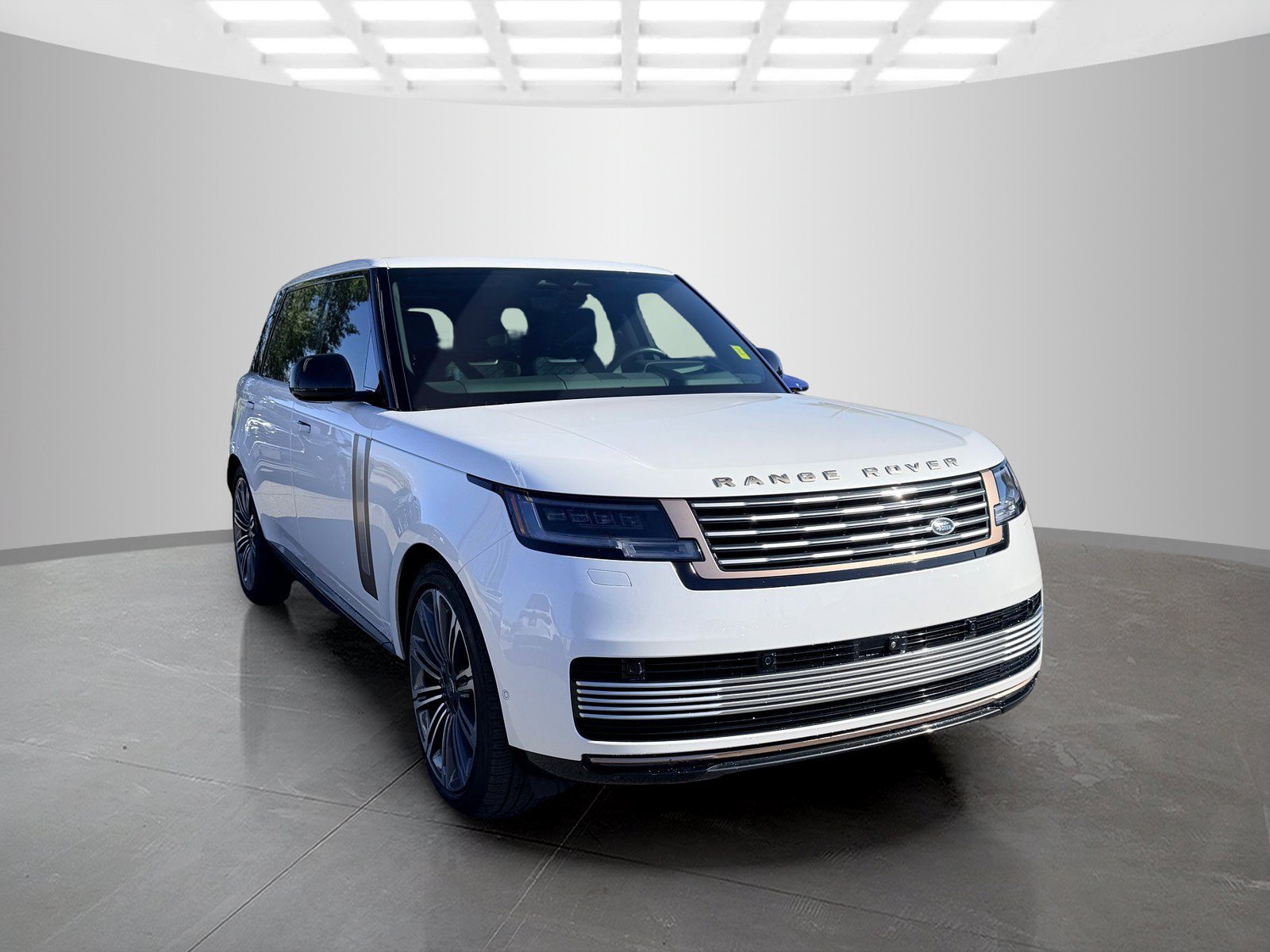 Used 2024 White Land Rover SV image 3