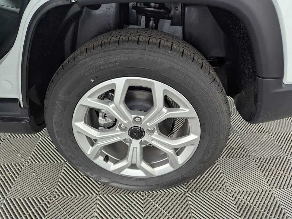 New 2026 Bright White Clear-Coat Exterior Paint Jeep Latitude image 17