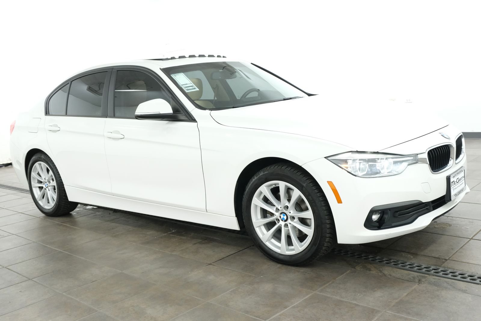 Used 2018 Alpine White BMW 320i xDrive image 6