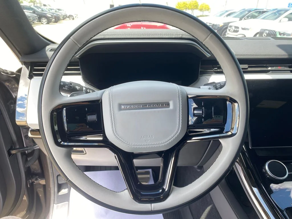 Used 2023 Gray Land Rover SE Dynamic image 14