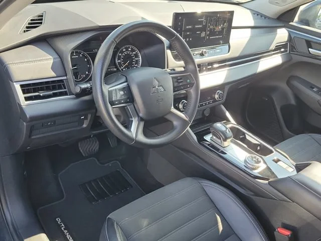 2025 Mitsubishi Outlander SE - Photo 17
