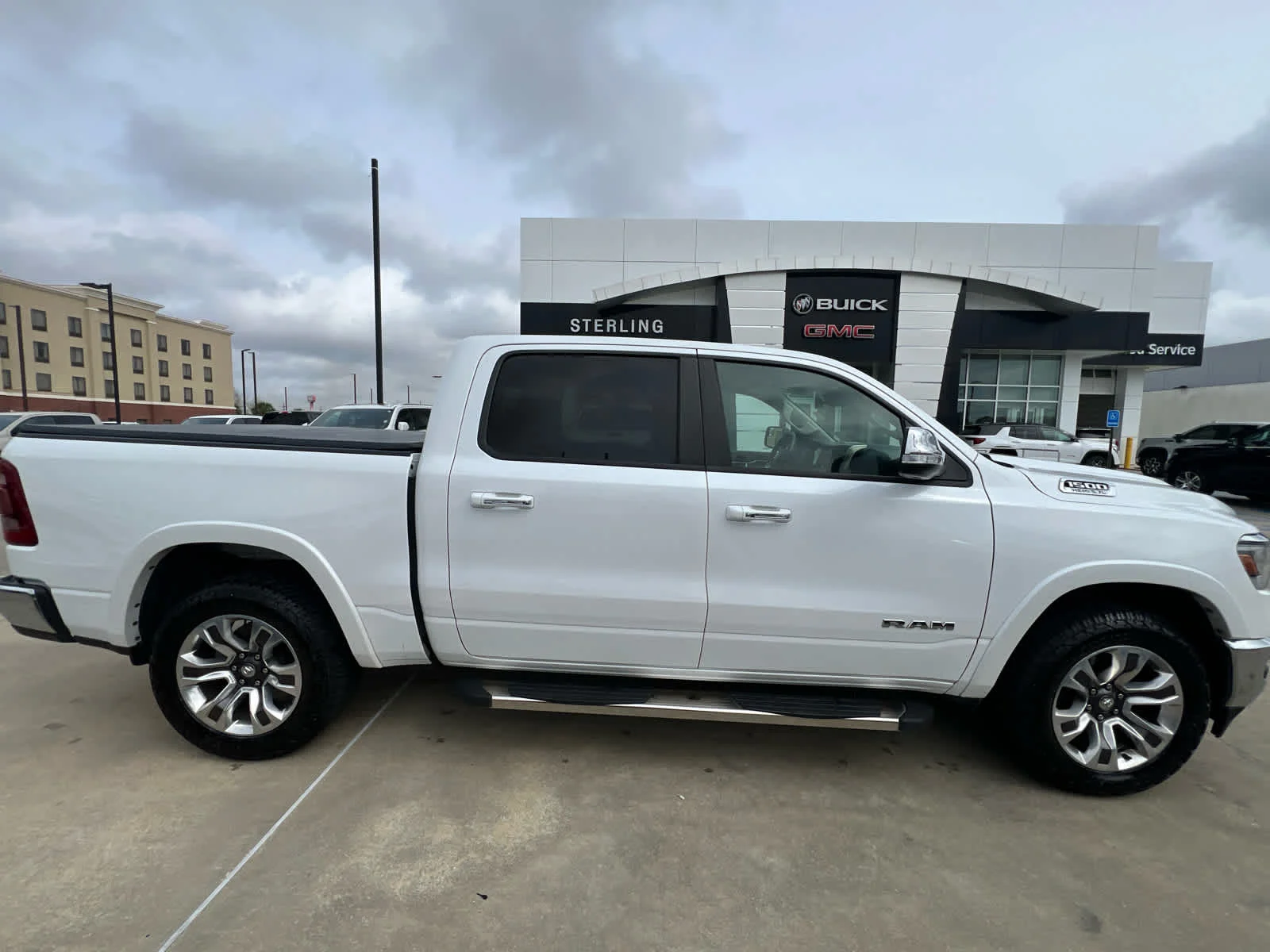 2022 RAM 1500 Laramie 4x4 Crew Cab 5'7's photo