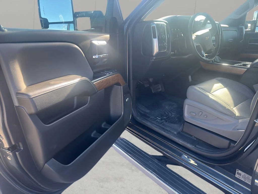 Used 2018 GRAPHITE METALLIC Chevrolet LTZ image 10