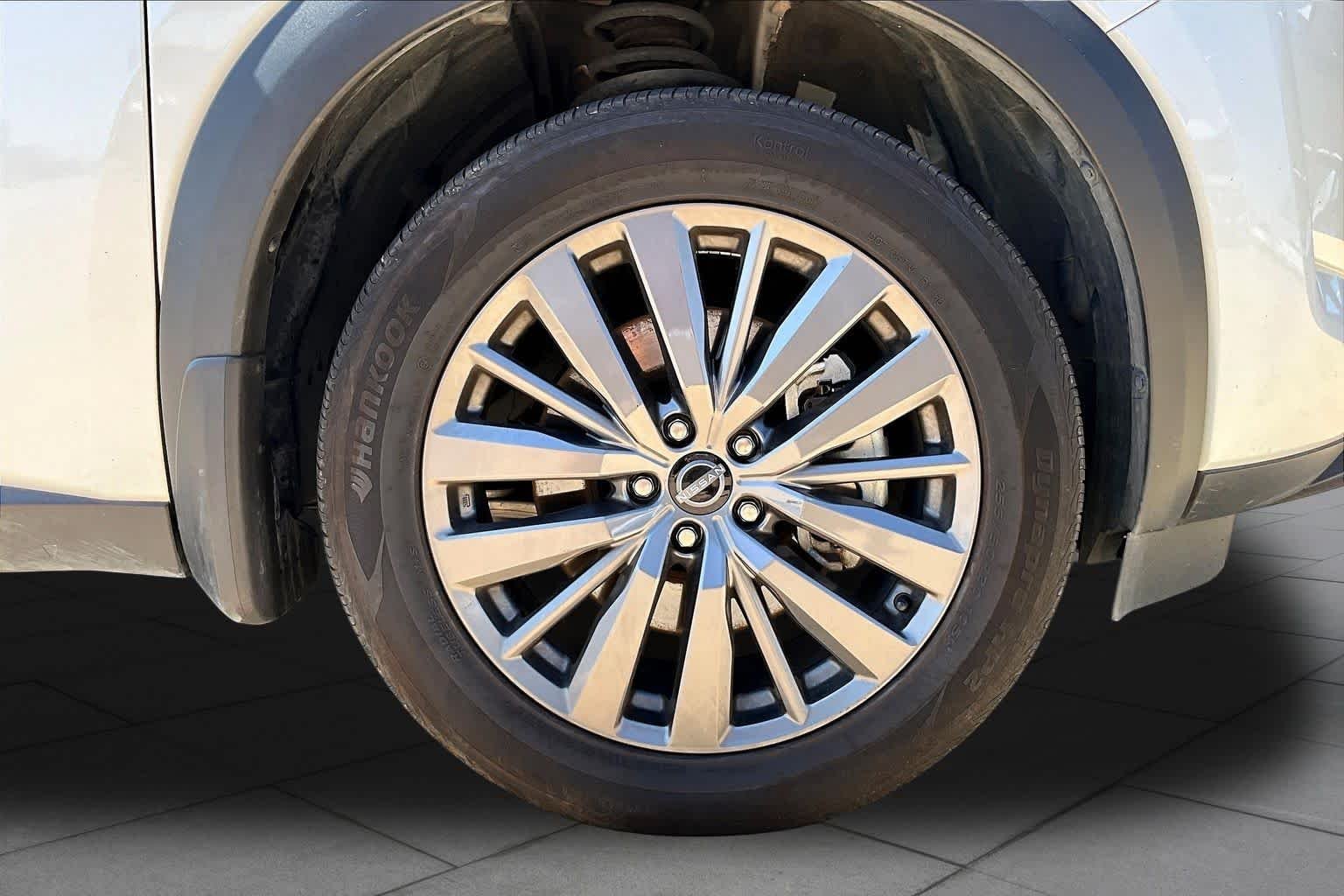 Used 2025 Everest White Pearl Tricoat Nissan SL image 10
