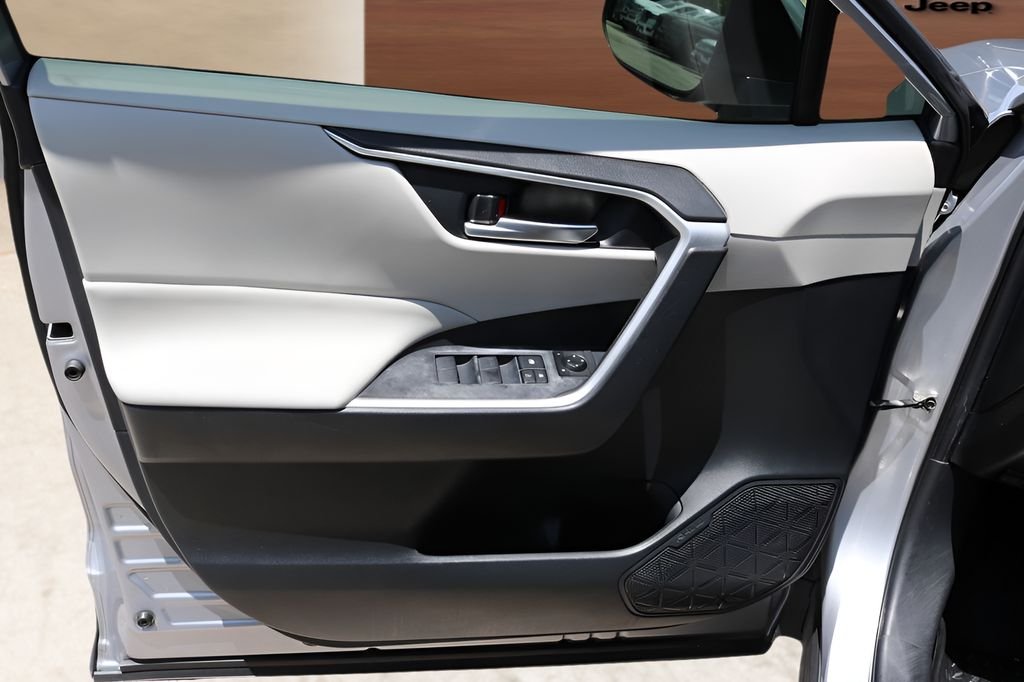 Used 2019 Silver Toyota XLE image 11