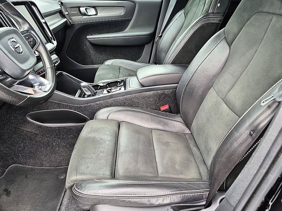 Used 2019  Volvo R-Design image 15
