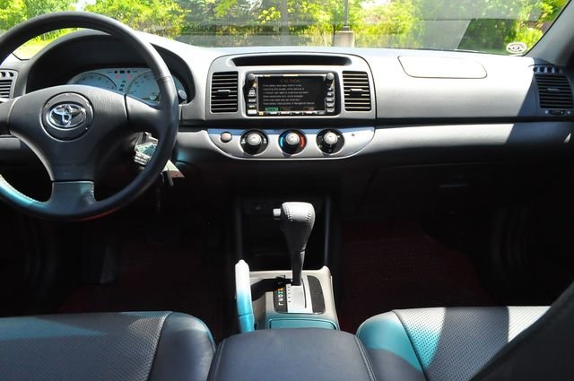 Used 2002 White Toyota SE image 17