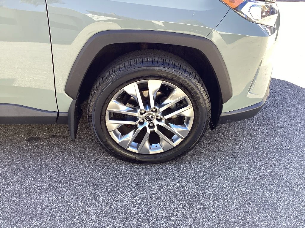 Used 2020  Toyota XLE Premium image 24