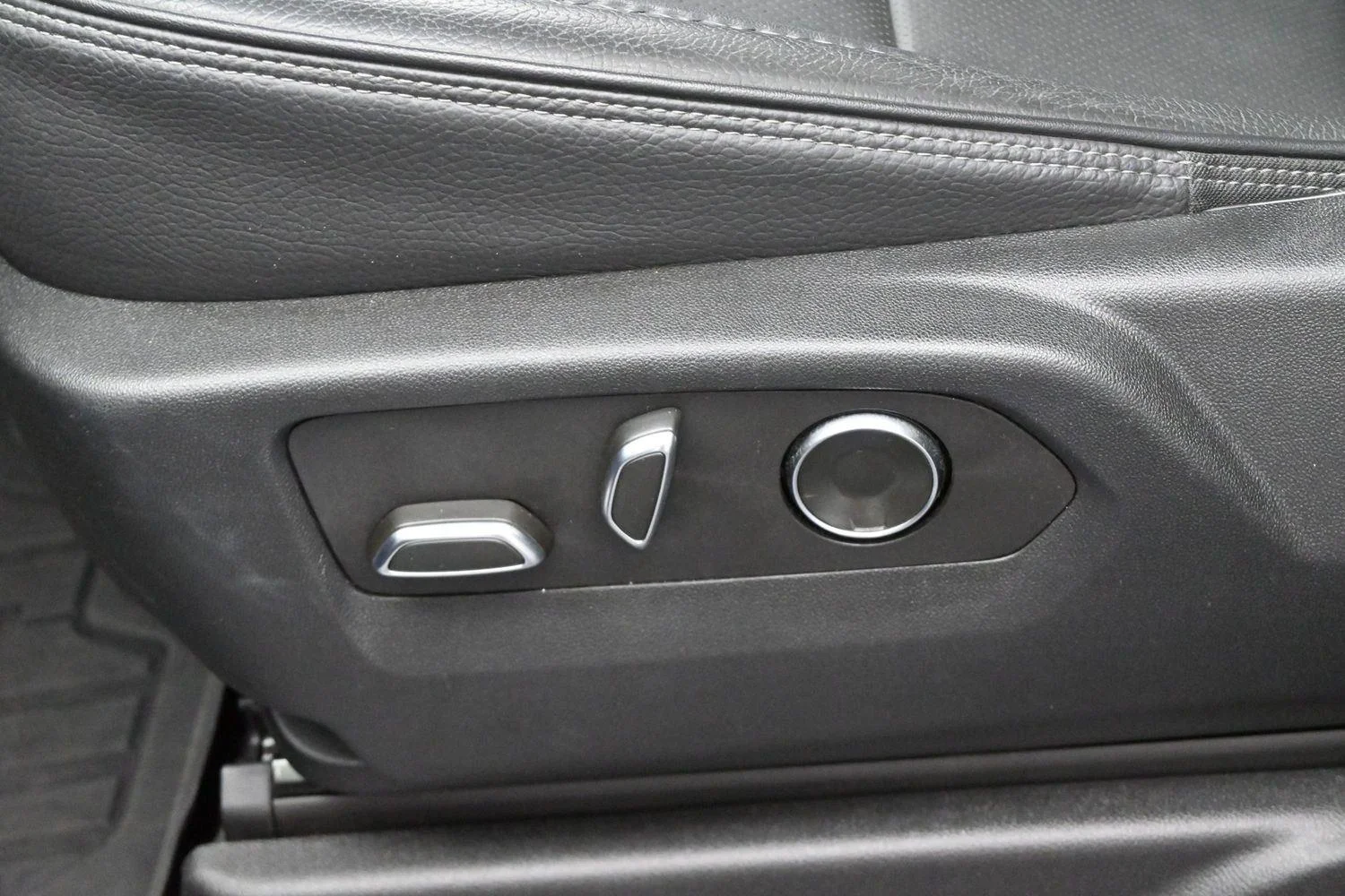 Used 2024 Onyx Black GMC Denali image 17
