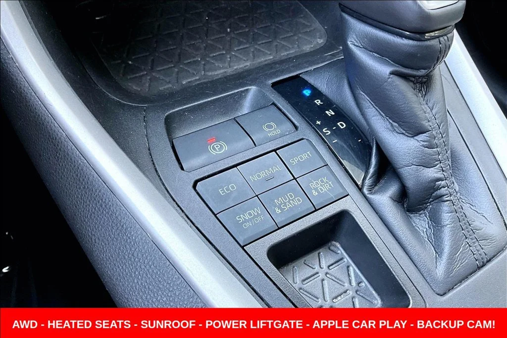 Used 2021 Silver Toyota XLE Premium image 17