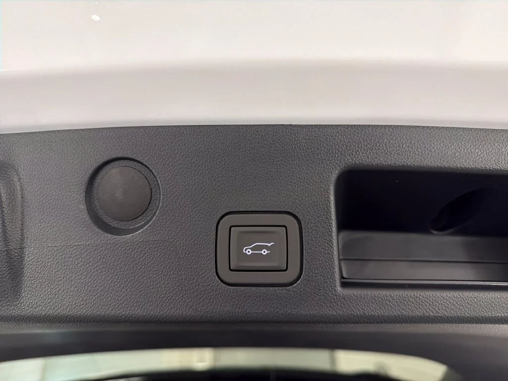 New 2027 Summit White GMC Elevation image 9