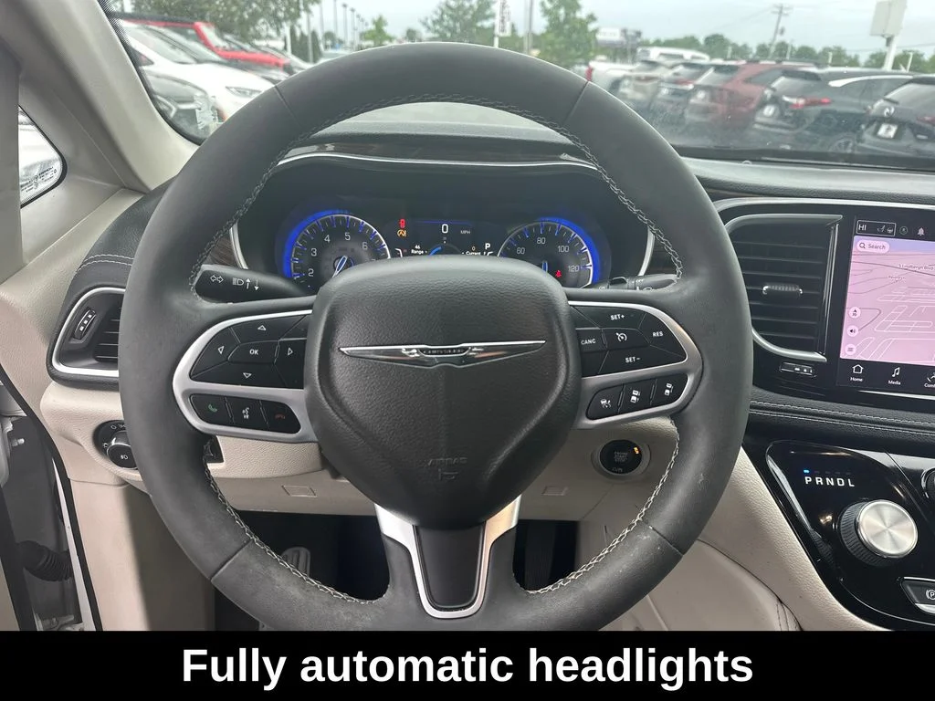 Used 2022 Bright White Clearcoat Chrysler Limited image 18