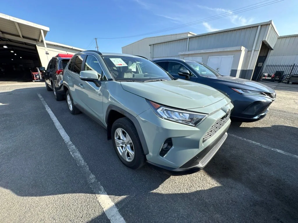 Used 2019  Toyota XLE image 3