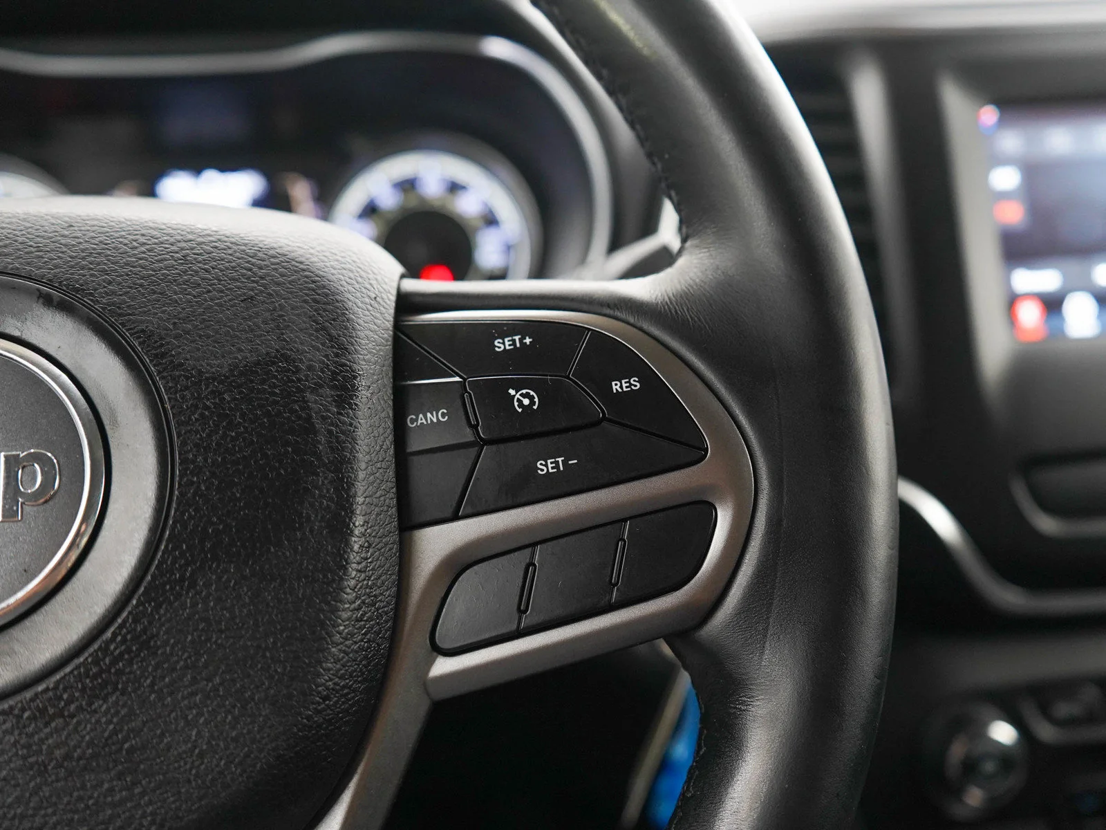 Used 2019  Jeep Latitude image 25