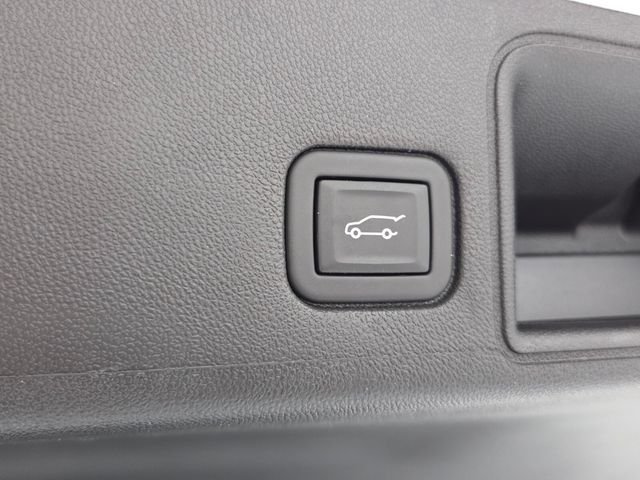 Used 2023 White GMC SLT image 12