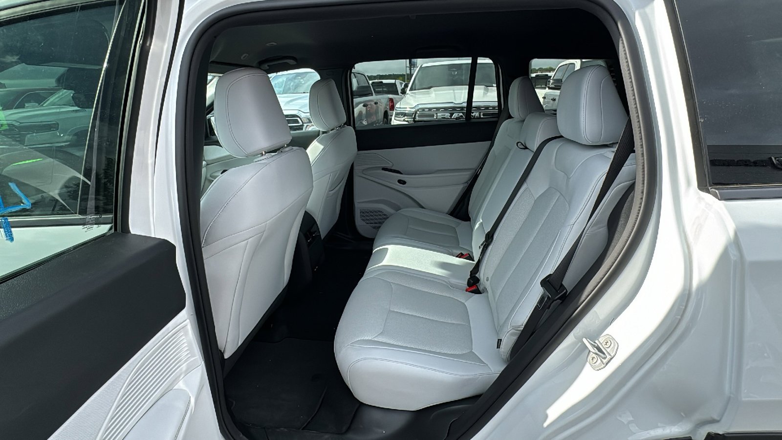New 2026 Bright White Clear-Coat Exterior Paint Jeep Laredo image 15