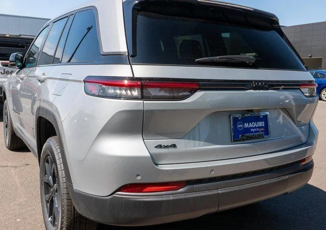 New 2026 Silver Zynith Exterior Paint Jeep Altitude image 7