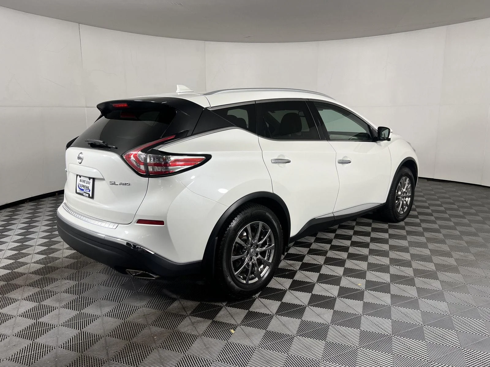 Used 2018 Pearl White Nissan SL image 11