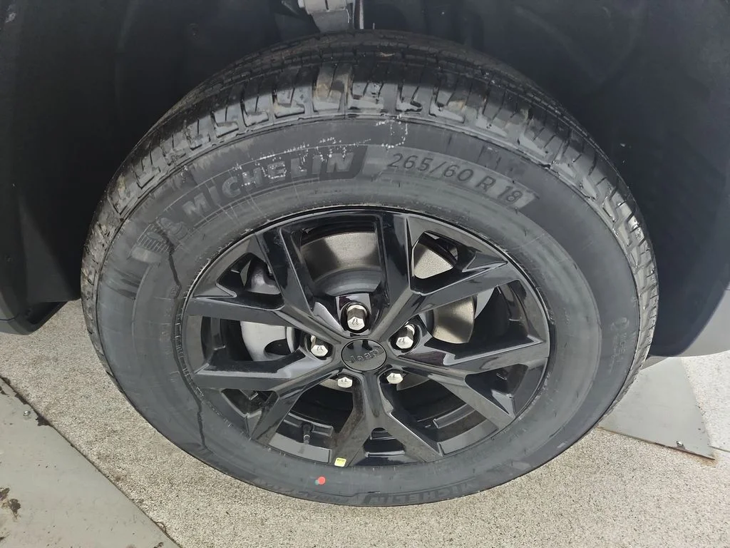 New 2026 Baltic Gray Metallic Clear-Coat Exterior Paint Jeep Altitude image 34