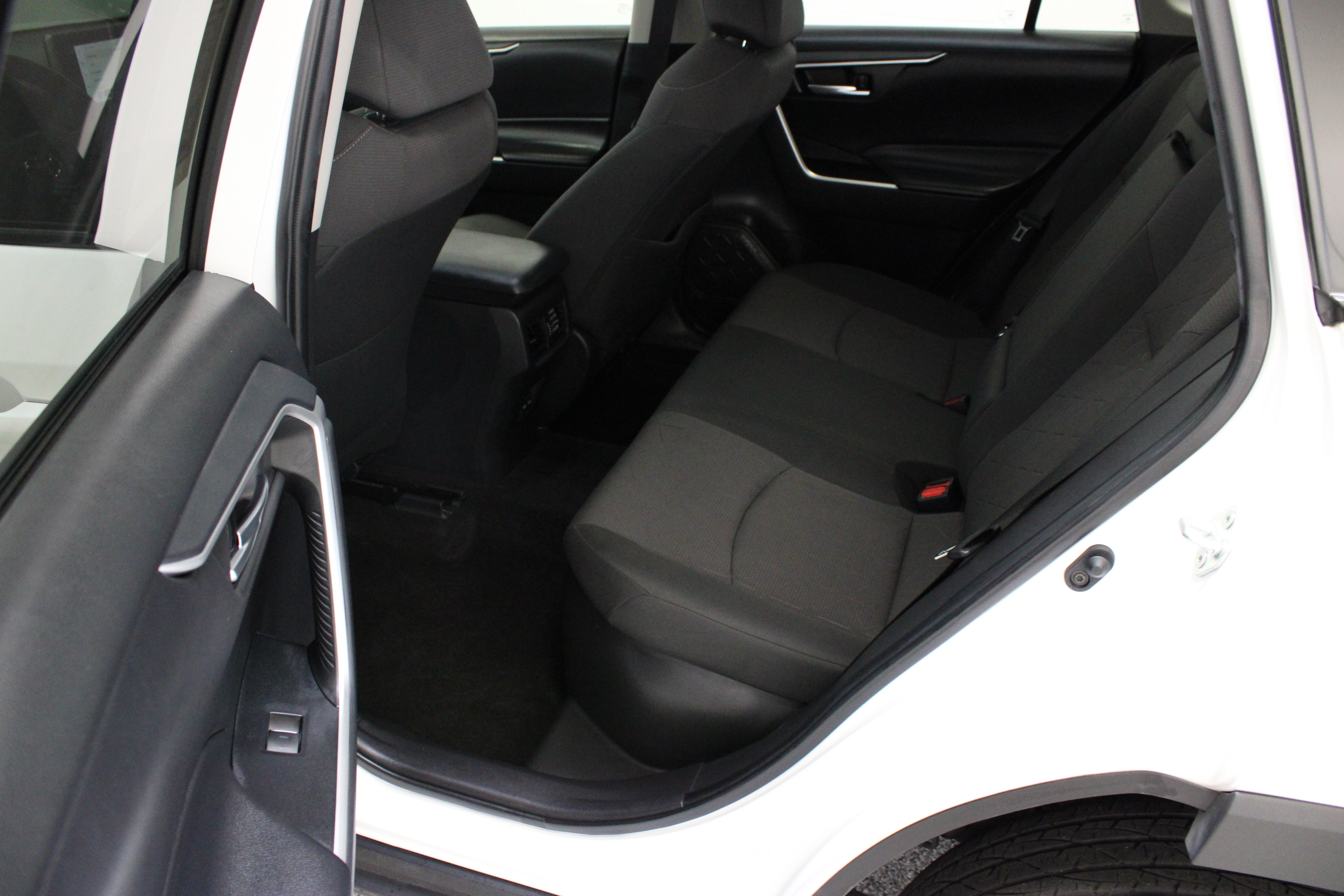 Used 2024 Ice Cap Toyota Hybrid XLE 2.5L image 28