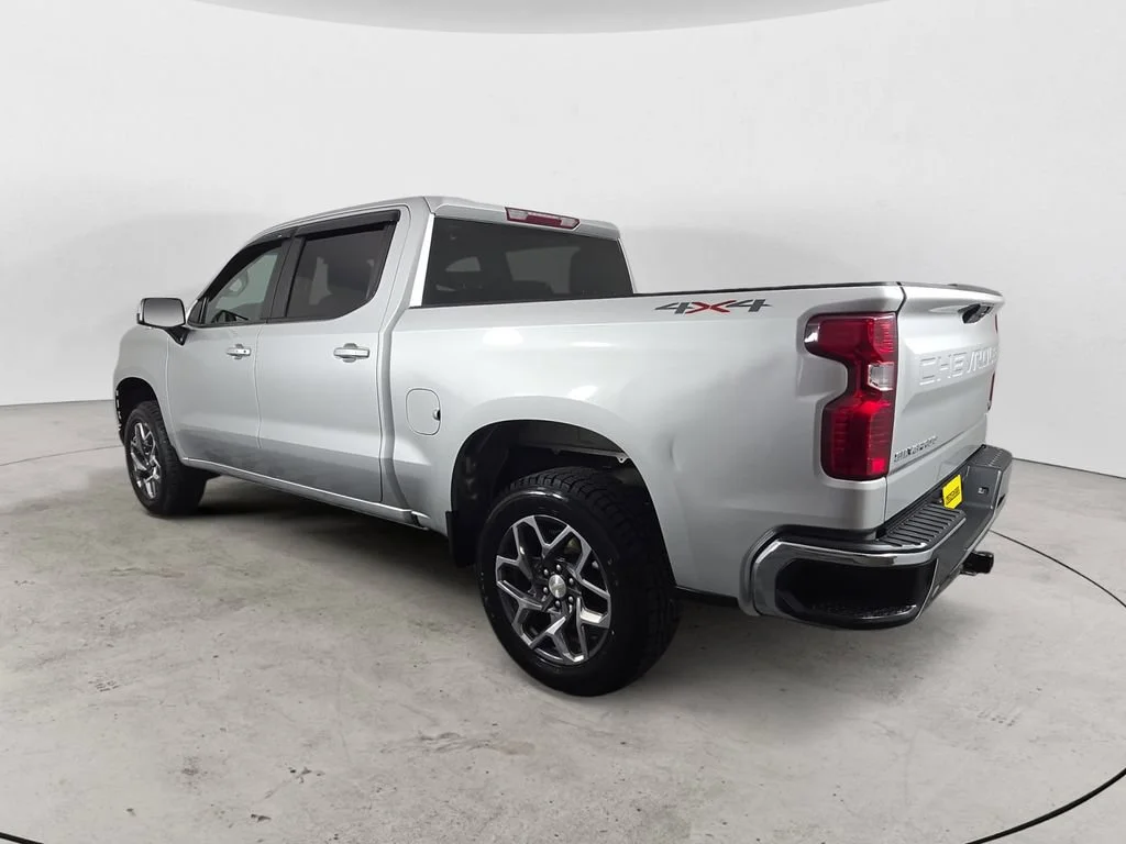 Used 2021 Silver Ice Metallic Chevrolet LT image 7