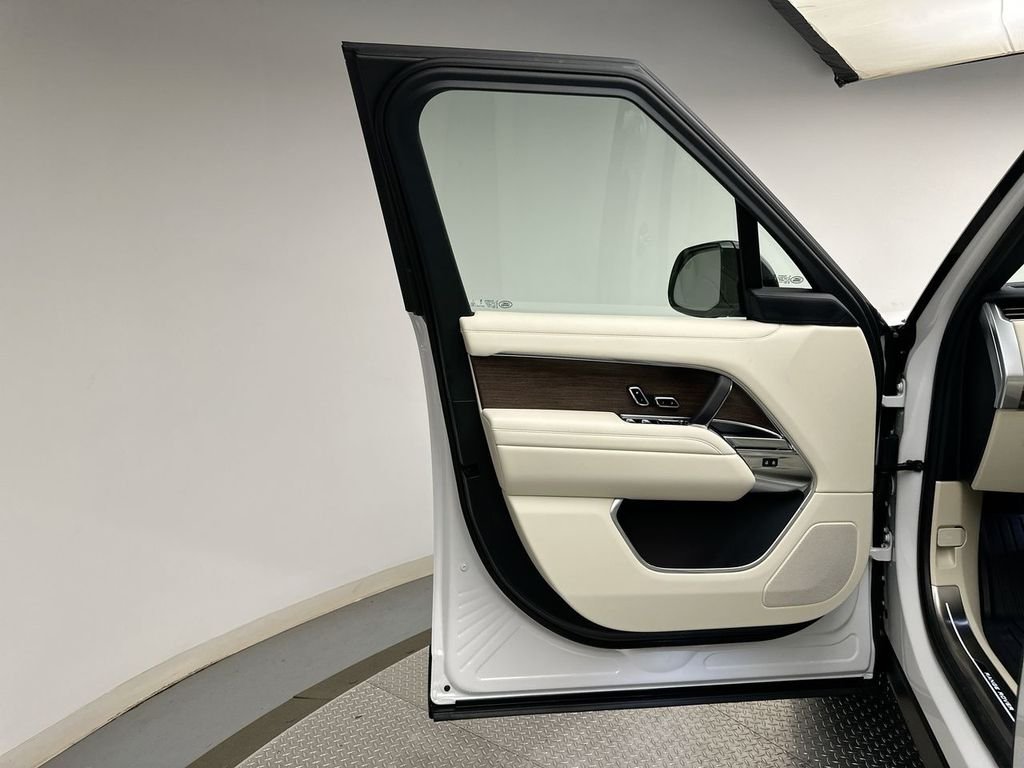 New 2026 Fuji White Land Rover SE image 9