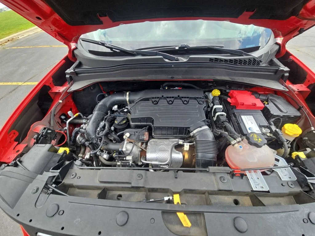 Used 2023 Red Jeep Latitude image 18
