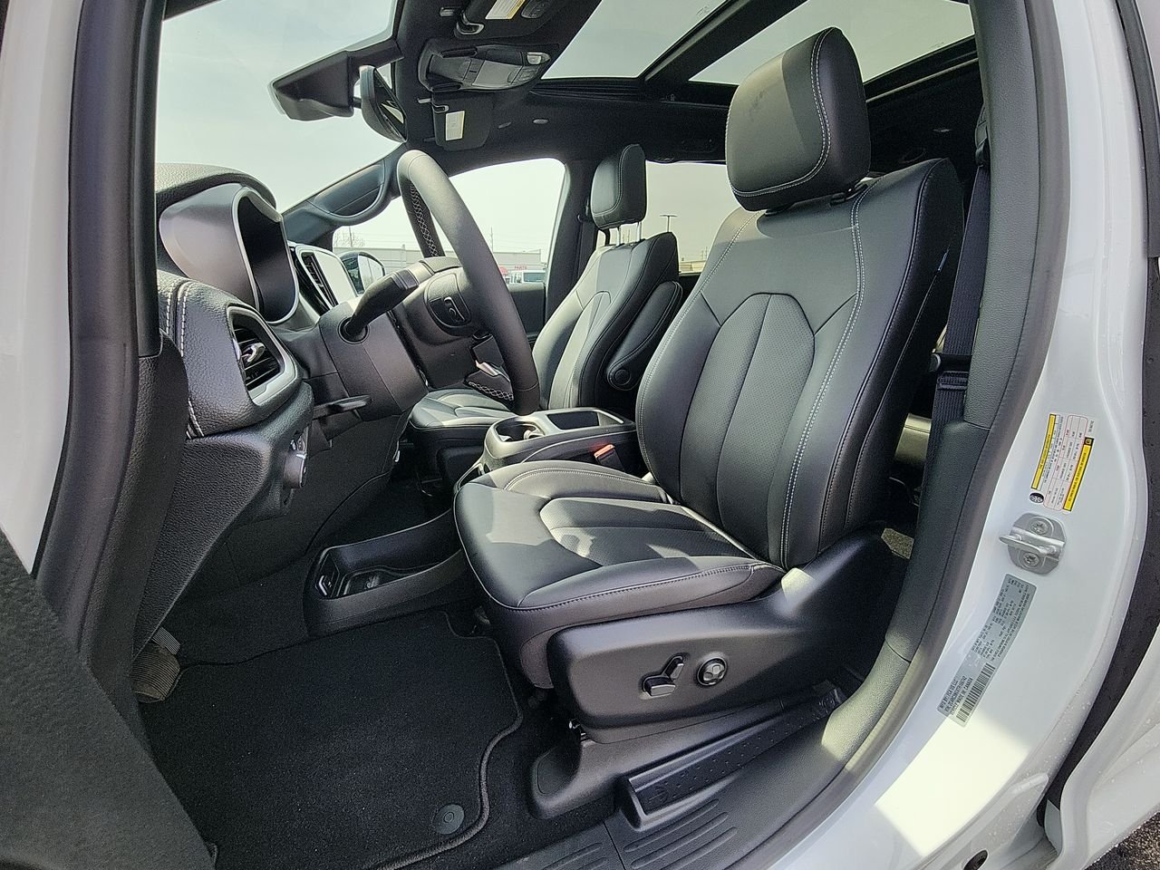 New 2026 Bright White Clear-Coat Exterior Paint Chrysler Select image 11
