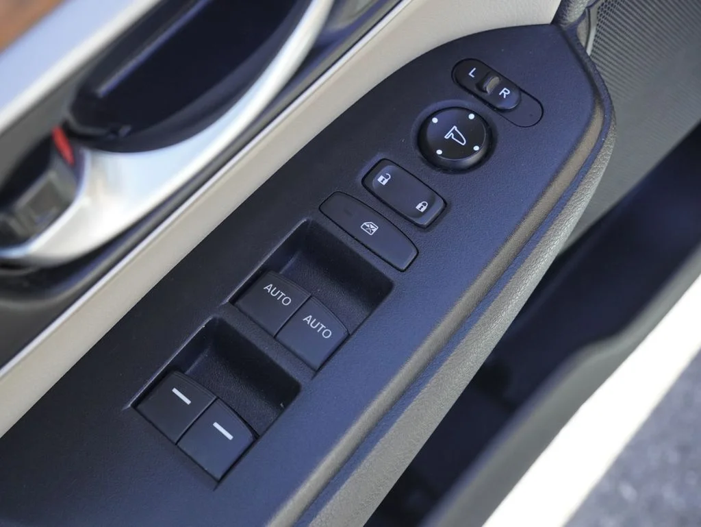 Used 2018 White Honda EX-L image 8