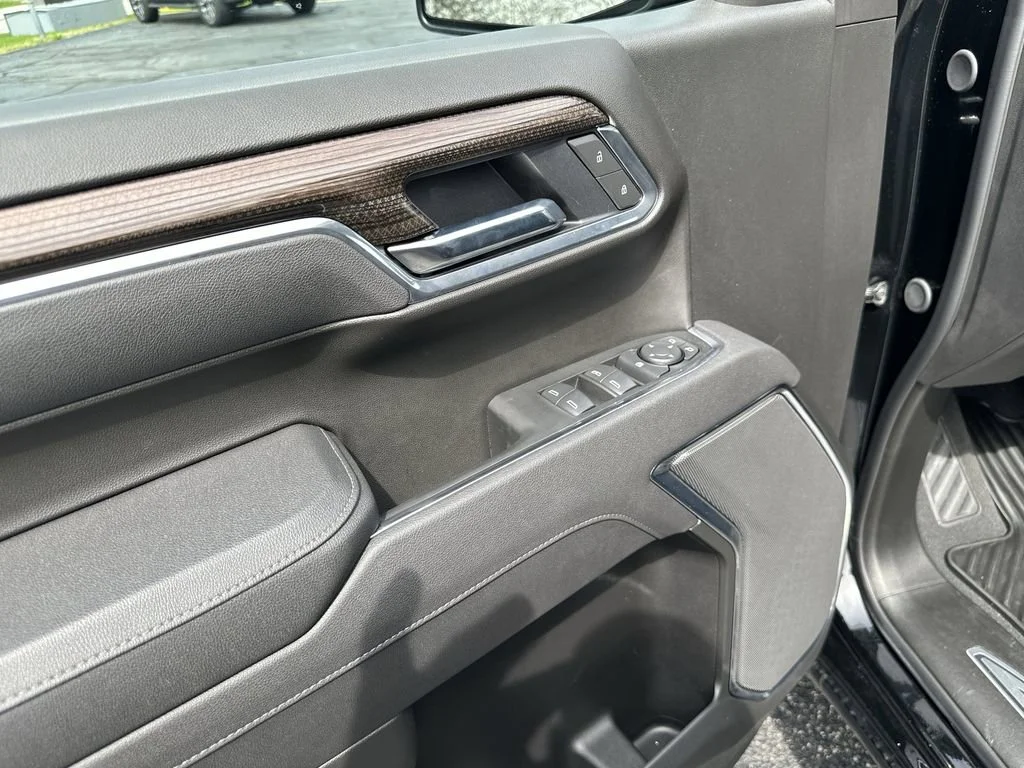 Used 2025 Black Chevrolet LT image 19