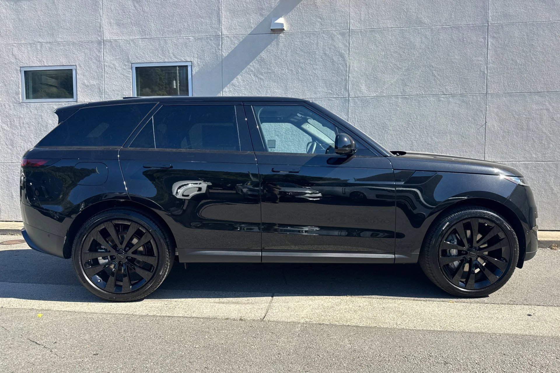 New 2026 Santorini Black Land Rover SE image 8