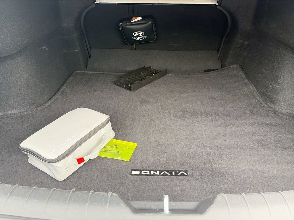 Used 2025 White Hyundai Limited image 7