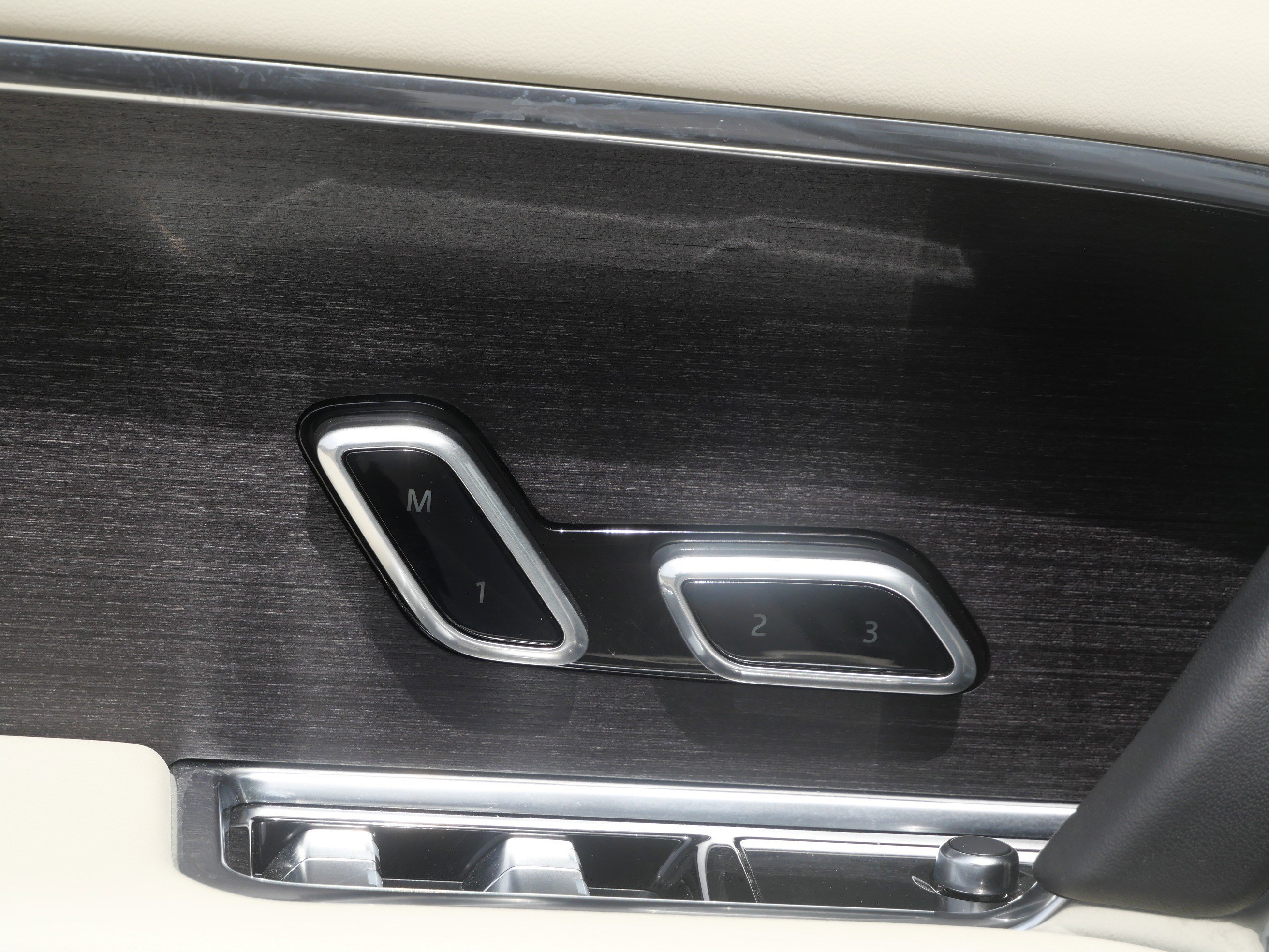 Used 2023 Fuji White Land Rover SE image 14