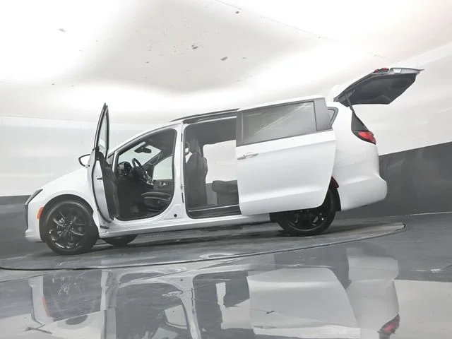 New 2027 Bright White Clear-Coat Exterior Paint Chrysler Limited image 54